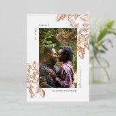 Rose Gold Wilde Rose Moderne Eleganz Save the Date Folieneinladung (Stehend vorne)