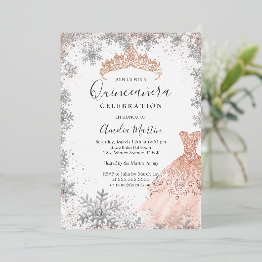 Rose Gold Winter Snowflake Silber Quinceanera Folieneinladung (Stehend vorne)