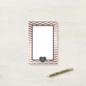 Rose Gold zack schwarzer Monogramm Herzrahmen Post-it Klebezettel (Auf Schreibtisch)