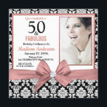 Rose Goldbogen schwarzer Damast 50. Geburtstag Fot Einladung<br><div class="desc">Rose Goldbug Schwarz-weißer Damast | 50. Geburtstagseinladungen. 50 und fabelhaft! Eine wunderschöne moderne elegante rosa Rosengoldbogen Schwarz-weißen Vintagen Damaskus 50. Geburtstagsparty Einladungen können Sie personalisieren und senden Sie Ihre fünfzigsten Geburtstagsfeier. In der Mitte hübsch rosa Bogen mit glänzendem Diamant. Ersetzen Sie das Beispiel-Foto durch das eigene. Die Worte "50 und...</div>