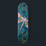 Rose Goldene Libelle im türkisfarbenen Blumenhinte Skateboard<br><div class="desc">Rosa - Rose Gold Dragonfly auf türkisfarbenen Flora Natur Hintergrund. Der Aqua Blue Hintergrund enthält gürtelförmige Goldfolie-Rose-Blume und Petalen im Muster.</div>