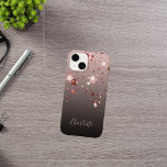 Rose goldene Sterne schwarzer Name Case-Mate iPhone 14 Hülle<br><div class="desc">Eine elegante,  mädchenhafte,  verglaste Telefonzelle. Rose Gold,  Kupfer glänzend und glitzernde Tropfsterne. Schwarz,  Braun,  latte Kaffeemaschine,  farbiger Ober,  Gradientenhintergrund. Personalisieren Sie Ihren Namen und schreiben Sie ihn mit einem modernen,  handgeschriebenen Stil. Rose goldfarbene Buchstaben.</div>