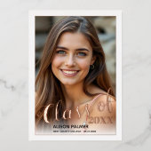 Rose Goldfolie Class of 2023 script Foto Folieneinladung (Vorderseite)