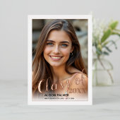 Rose Goldfolie Class of 2023 script Foto Folieneinladung (Stehend vorne)