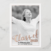 Rose Goldfolie Class of 2023 script Foto Folieneinladung (Vorderseite)