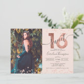 Rose Goldfolie Konfetti Foto rot Sweet 16 Einladung (Stehend Vorderseite)