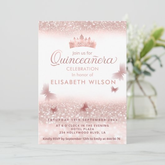 Rose Goldglitterie Tiara Kalligrafie Quinceañera Einladung (Stehend Vorderseite)