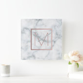 Rose Goldmonogramm auf weißem Marmorstein Quadratische Wanduhr (Zuhause)