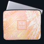 Rose-Goldpalme-Blätter für Korallen Laptopschutzhülle<br><div class="desc">Ein elegantes,  modernes,  tropisches abstraktes Muster im Sommer. Korallen,  Rose Gold,  rosa Hintergrund und Blätter mit weißen Palmen. Mit goldenen Pinselstrichen dekoriert mit Imitaten. Geben Sie Ihren Namen und den Monogramm-Buchstaben ein.</div>