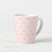 Rose Goldrot-Monogramm-Initialmuster Milchtasse (Rechte Ecke)