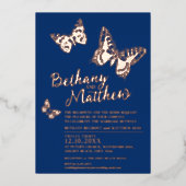 Rose Goldschmetterlinge auf dunkelblauer Hochzeit Folieneinladung (Vorderseite)