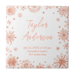 Rose-Goldschneeflocken auf den weißen Geburtsstadi Fliese