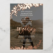 Rose Goldskripttypografie Floral Foto Hochzeit Folieneinladung (Vorderseite)