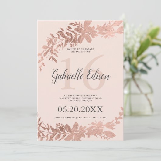 Rose Goldtypografie Blumenrot Rosa Sweet 16 Einladung (Stehend Vorderseite)