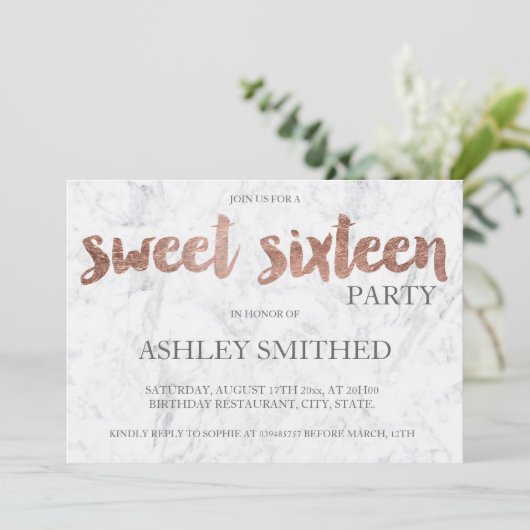 Rose Goldtypografie Marmor Sweet 16 Einladung (Stehend Vorderseite)