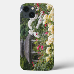 Rose in Blüte und Gazebo Rose Garden im Garten Case-Mate iPhone Hülle