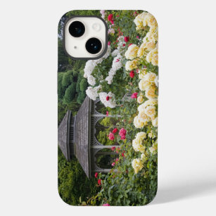 Rose in Blüte und Gazebo Rose Garden im Garten Case-Mate iPhone Hülle