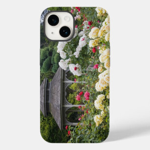 Rose in Blüte und Gazebo Rose Garden im Garten Case-Mate iPhone 14 Hülle