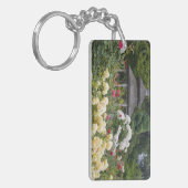 Rose in Blüte und Gazebo Rose Garden im Garten Schlüsselanhänger (Vorderseite links)