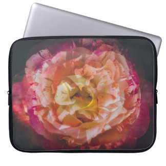 Rose in einem Doppelbelichtungsbild Laptopschutzhülle