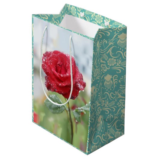 Rose in Regentropfen Mittlere Geschenktüte (Rückseite Schrägansicht)