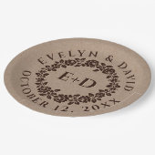 Rose-Kranz auf rustikale Kraftpapierhochzeit Pappteller (Schrägansicht)