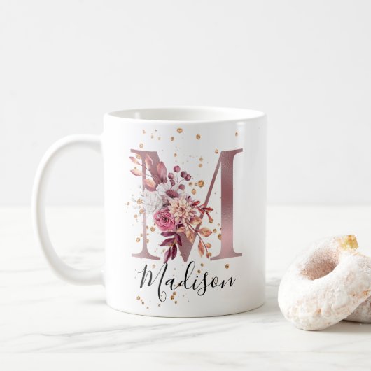 Rose Mauve Pink Floral Monogram Letter M Kaffeetasse (Mit Donut)