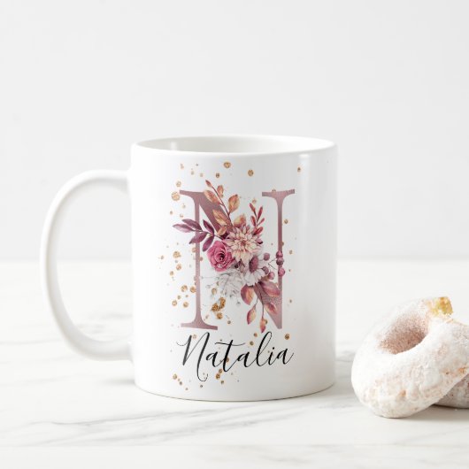 Rose Mauve Pink Floral Monogram Letter N Kaffeetasse (Mit Donut)