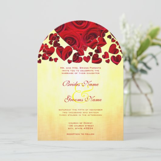 Rose mit gelbem und rotem Herz laden zu Hochzeiten Einladung (Stehend Vorderseite)