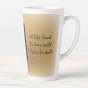 Rose mit goldenen funkelnden Details Milchtasse