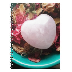 Rose Quartz Herzbett Rose Petals Stillleben Notizblock
