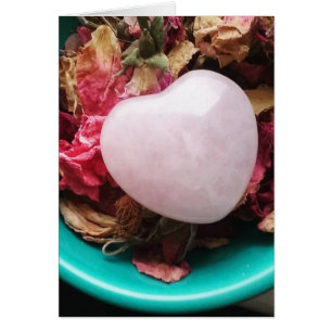 Rose Quartz Herzstück in einem Bett für Rose Petal
