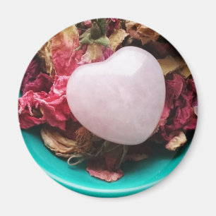Rose Quartz Herzstück in einem Bett für Rose Petal Magnet
