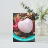 Rose Quartz Herzstück in einem Bett für Rose Petal Postkarte (Stehend Vorderseite)