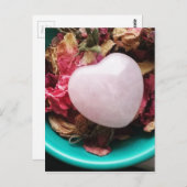 Rose Quartz Herzstück in einem Bett für Rose Petal Postkarte (Vorne/Hinten)