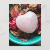 Rose Quartz Herzstück in einem Bett für Rose Petal Postkarte (Vorderseite)