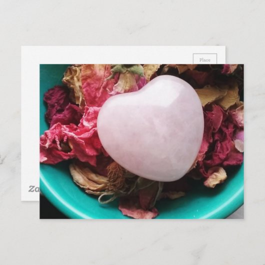 Rose Quartz Herzstück in einem Bett für Rose Petal Postkarte (Vorne/Hinten)