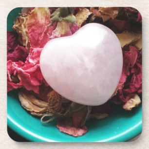 Rose Quartz Herzstück in einem Bett für Rose Petal Untersetzer