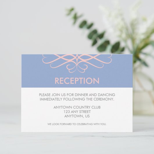 Rose Quartz und Blau, Elegante Schnörkel Hochzeit Begleitkarte (Stehend Vorderseite)