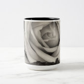 Rose Romantisches Foto aus schwarz-weiß Zweifarbige Tasse (Mittel)