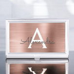 Rose Rosa Goldbrushmetall Monogram Visitenkarten Dose<br><div class="desc">Blush Pink - Rose Gold Imitats gebürstete Metallhaar Stylist Minimalistisch Visitenkartenhalter. Pink & Rose Gold gebürstete Metallfolienhalterung Stylist Business Card Holder ist perfekt für einen Friseur Stylist oder Beauty Beruflich.</div>