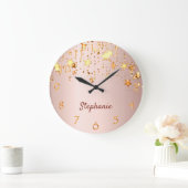 Rose Rosa goldfarbene Sterne Goldenes Monogramm Große Wanduhr (Zuhause)