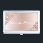 Rose Rosa Rosa Foil Moderner Glitzer Visitenkarten Dose<br><div class="desc">Blush Pink - Rose Gold Imitate Sparkle Glitzer und Foil Metallic Foil Stainless Steel Minimalistisch Business Card Holder mit weißen Buchstaben Schrift Signatur Typografie für das Monogramm. Die gürtelfreundlich-moderne und elegante Luxus-Rose Gold Foil Metal Business Card Inhaber können mit Ihrem Namen individuell gestaltet werden. Bitte kontaktieren Sie den Designer, um...</div>