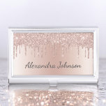 Rose Rosa Rosa Foil Modernes Design Visitenkarten Dose<br><div class="desc">Blush Pink - Rose Gold Imitate Dripping Sparkle Glitzer and Foil Metallic Foil Stainless Steel Minimalistisch Business Card Holder mit weißem Buchstaben Script Signatur Typografie für das Monogramm. Die gürtelfreundlich-moderne und elegante Luxus-Rose Gold Foil Metal Business Card Inhaber können mit Ihrem Namen individuell gestaltet werden. Bitte kontaktieren Sie den Designer,...</div>