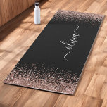 Rose Rosa Rosa Glitzer Girly Monogram Black Yogamatte<br><div class="desc">Rose Gold - Schwarz Rosa und Schwarze Imitate Sparkle Glitzer Monogram Name Workout Fitness Übung Yoga Mat. Das macht den perfekten 16 Geburtstag,  Hochzeit,  Brautparty,  Jubiläum,  Babydusche oder Junggeselinnen-Abschied Geschenk für jemanden,  der Lieben glamourösen Luxus und schicke Stile.</div>