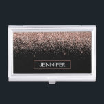 Rose Rosa Rosa Glitzer Monogram Girl Visitenkarten Dose<br><div class="desc">Schwarz und Rose Gold - Schwarz rosa Sparkle Glitzer Monogram Name Business Card Holder. Das macht den perfekten 16 Geburtstag,  Hochzeit,  Brautparty,  Jubiläum,  Babydusche oder Junggeselinnen-Abschied Geschenk für jemanden,  der Lieben glamourösen Luxus und schicke Stile.</div>