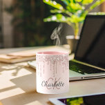 Rose Rosa Tropfen Monogramm Initialen Tasse<br><div class="desc">Eine elegante,  mädchenhafte und glänzende Tasse. Rose goldene Tropfen,  Farbe tropfend aussehen. Rosa Farbverlaufshintergrund. Personalisieren Sie Ihre Namen und Monogramm-Initialen Dark Rose Gold und Graue Buchstaben.</div>