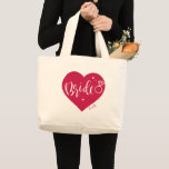 Rose rotes Herz und Drehbuch personalisierte Braut Jumbo Stoffbeutel<br><div class="desc">Niedliche Personalisierte Bride Tote Tasche für Braut zu sein,  mit farbeditierbaren Rose roten Herzform,  moderne Drehkritzel und Diamantring,  mit individuelle Name,  großartige Brautparty Geschenke,  um alle wesentlichen für den Hochzeitstag zu speichern.</div>