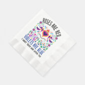 Rose sind rot mit niedlicher gemusterter mexikanis serviette (Ecke)