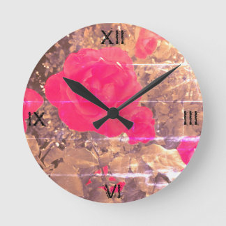 Rose sind rot - mittlere, runde Wanduhr